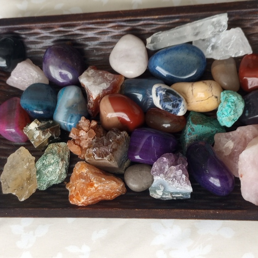Wood tray with 33 Rough & Thumbled Crystal Confetti Mix.
